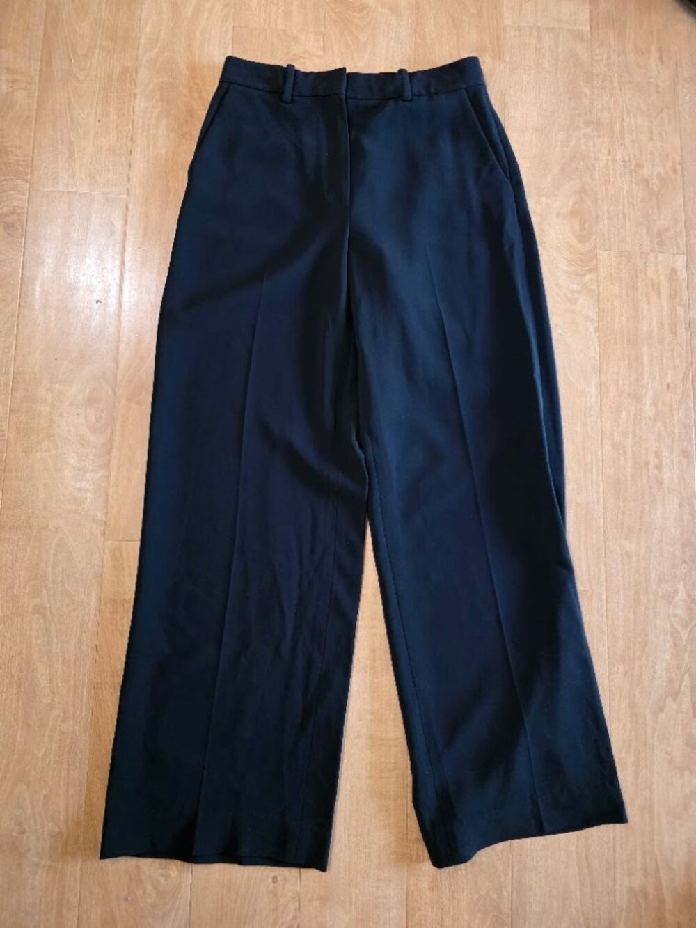 Theory black straight legs pants crepe size 2.